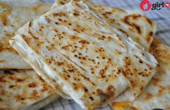 По-вкусно дори и от най-вкусната баничка! Научете се как се прави гюзлеме (рецепта)