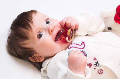 Да даваме ли биберон на бебето или не? За и против