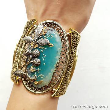 Коледното щастие с подарък бижу за жени