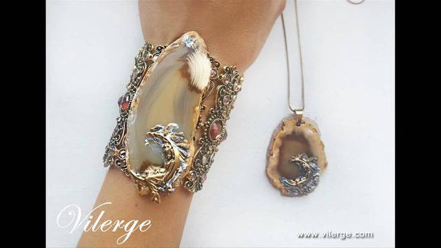 Коледни подаръци и изненади за жени с топ бижута за Коледа