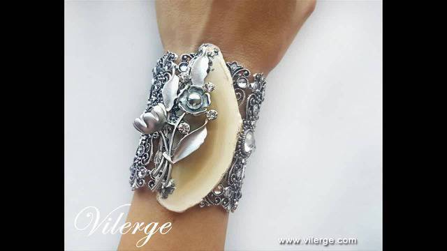 Коледните празници наближават с подаръци за жени и луксозни бижута