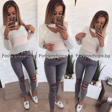 Дамски пуловер в преливащо райе с интересно деколте