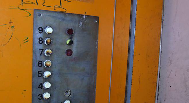 Падналата жена в асансьорна шахта, е с опасност за живота