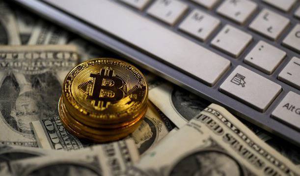 Биткойнът отново поскъпна до рекорден връх от близо 8000 USD