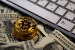 Биткойнът отново поскъпна до рекорден връх от близо 8000 USD