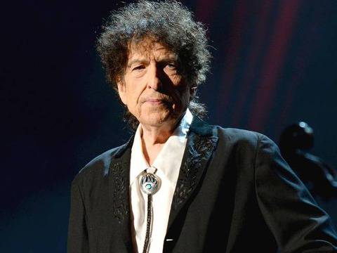 Продадоха китара на Боб Дилън за близо 400 000 долара