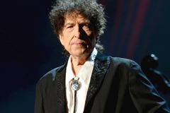 Продадоха китара на Боб Дилън за близо 400 000 долара