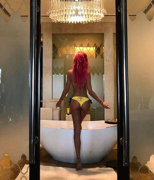 Снахата на Маги Халваджиян показа дупе (снимка 18+)