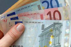 Търговците все повече купуват евро