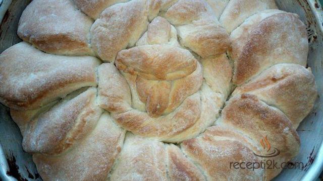 Лесна украсена питка с мая