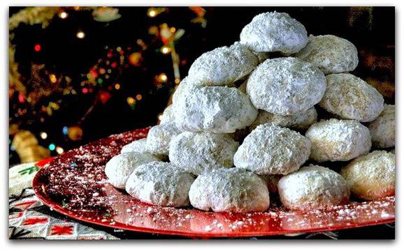 Гръцки курабии с бадеми и пудразахар (Κουραμπιέδες)