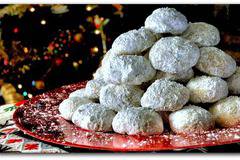 Гръцки курабии с бадеми и пудразахар (Κουραμπιέδες)