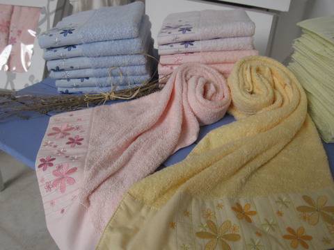 Колекции хавлиени кърпи и халати за баня, създадени специално за Жизатекс, с комплимент за Вас!