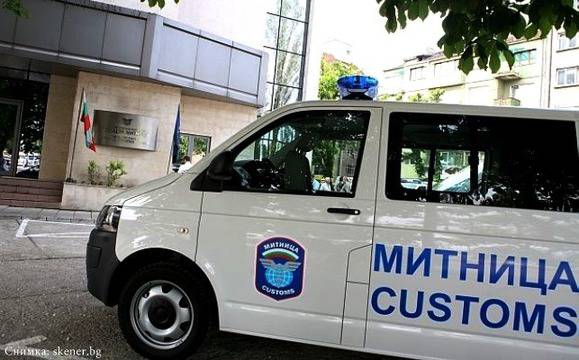 Задържаха близо 15 000 опаковки с дъвки, имитиращи популярна марка напитки