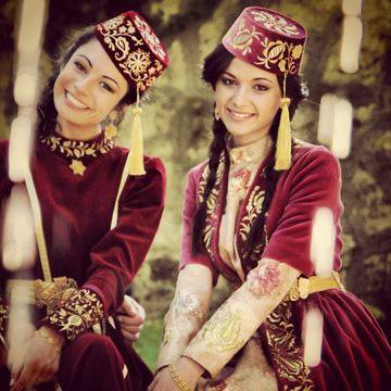 Две 13-годишни татарки…