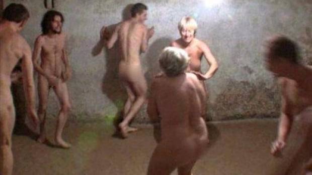 Кощунство: поляци играят голо хоро в концентрационен лагер