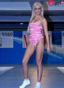 Вижте как изглеждаше Андреа преди славата, парите и силикона (снимки)