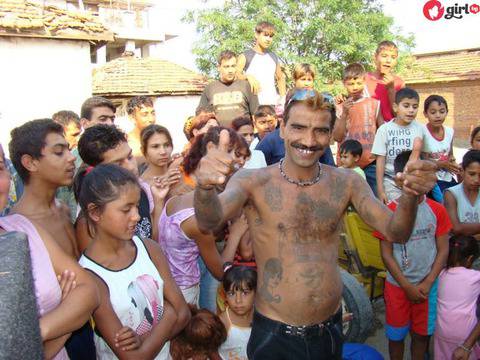 Нова гавра с България: От 1 януари 2018 циганите ще получават безусловен доход от 453 лв!