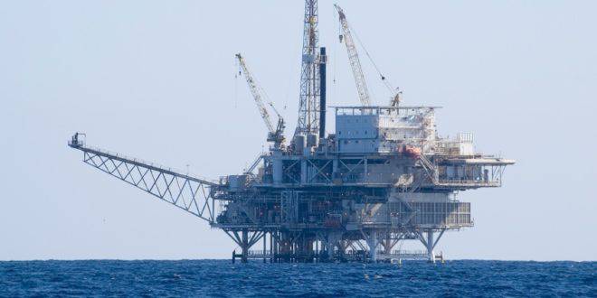 Цените на суровия петрол започнаха новата седмица с спад