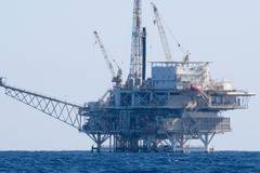 Цените на суровия петрол започнаха новата седмица с спад