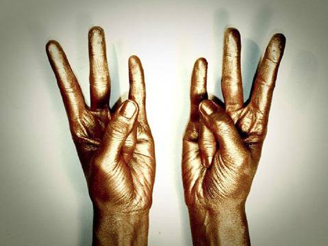 Звучи невероятно, но работи безотказно! Просто задръжте ръцете си в това положение и вижте какво ще се случи!