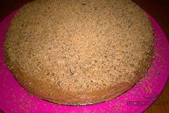 Торта с крем и украса от черен шоколад