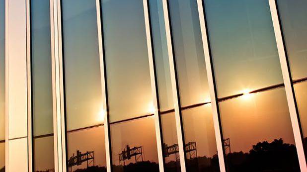 Учени създадоха стъклопакет произвеждащ електричество