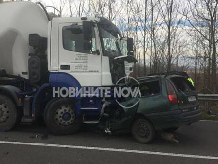 Мъж загина при челен удар между камион и лека кола край Казанлък (СНИМКИ)