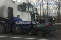Мъж загина при челен удар между камион и лека кола край Казанлък (СНИМКИ)
