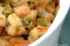 Хлебна салата с праз и яйца