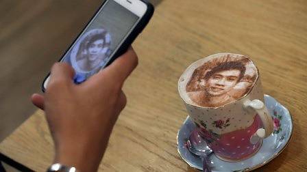 В Лондон откриха първото кафене, сервиращо „селфичино“ (СНИМКИ)