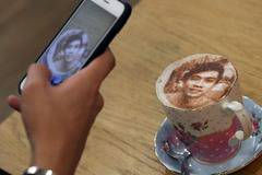 В Лондон откриха първото кафене, сервиращо „селфичино“ (СНИМКИ)