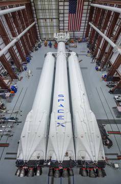 СпейсЕкс показа първата сглобена и готова за полет ракета Фолкън Хеви!