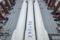 СпейсЕкс показа първата сглобена и готова за полет ракета Фолкън Хеви!