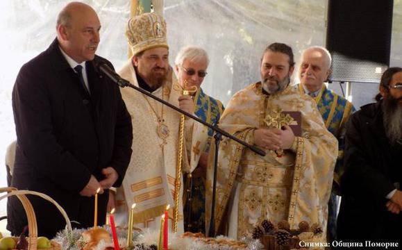 Поморие посрещна Рождество с песни, танци и освещаване на празничната трапеза