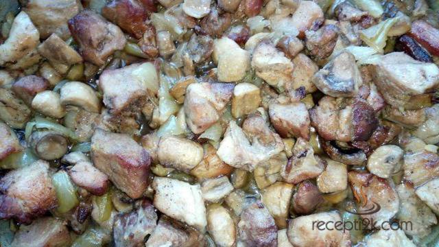 Свинско на фурна с гъби и лук