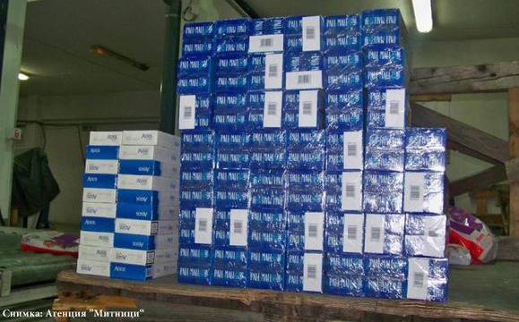 Митничари откриха 330 кутии контрабандни цигари, скрити в тайник на камион