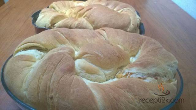 Сиропирана баница със сирене и орехи