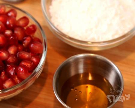 Здравословна закуска с овесени ядки, нар и кокосови стърготини