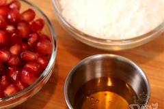 Здравословна закуска с овесени ядки, нар и кокосови стърготини