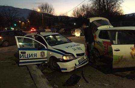 Полицаи пострадаха при катастрофа в София (СНИМКИ)