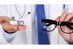 Да използвам контактни лещи или очила..