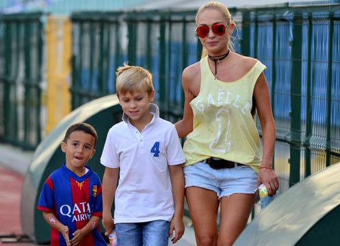 Мъжът на Eлeнa Πapишeвa стана футболист на България