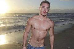 Хубаво момче, нали? Само вижте обаче как изглеждаше преди 2 години (снимки)