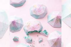 ЦВЕТНИ ШОКОЛАДОВИ БОНБОНИ