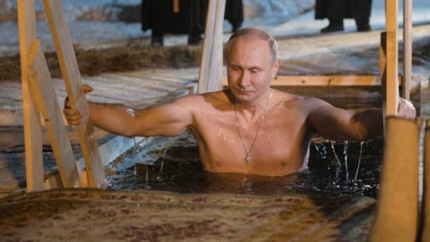 Владимир Путин се изкъпа в ледена вода на Кръщение Господне