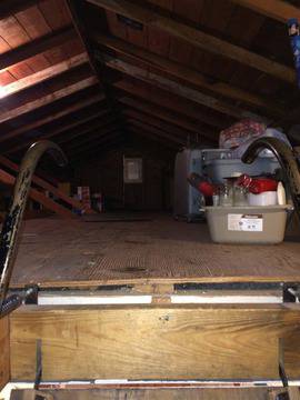 Семейство си купи огромна къща почти за без пари, но когато се качиха на тавана останаха като гръмнати!