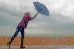 Синоптиците предупреждават за обилни валежи от дъжд и сняг в цялата страна