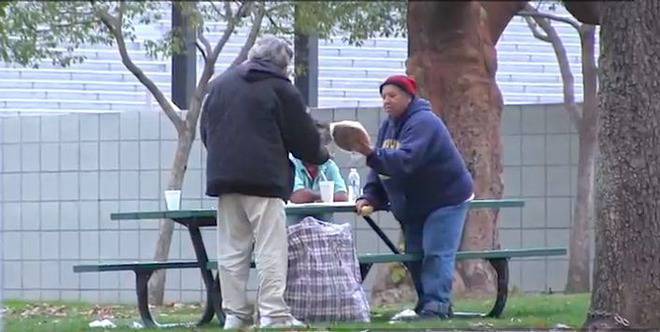 Той даде на бездомник $100 и реши да го проследи за какво ще ги изхарчи! Няма да повярвате какво се случи (видео)