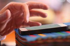 Пристрастени ли сте към своя телефон? Ето как да се справите с този проблем